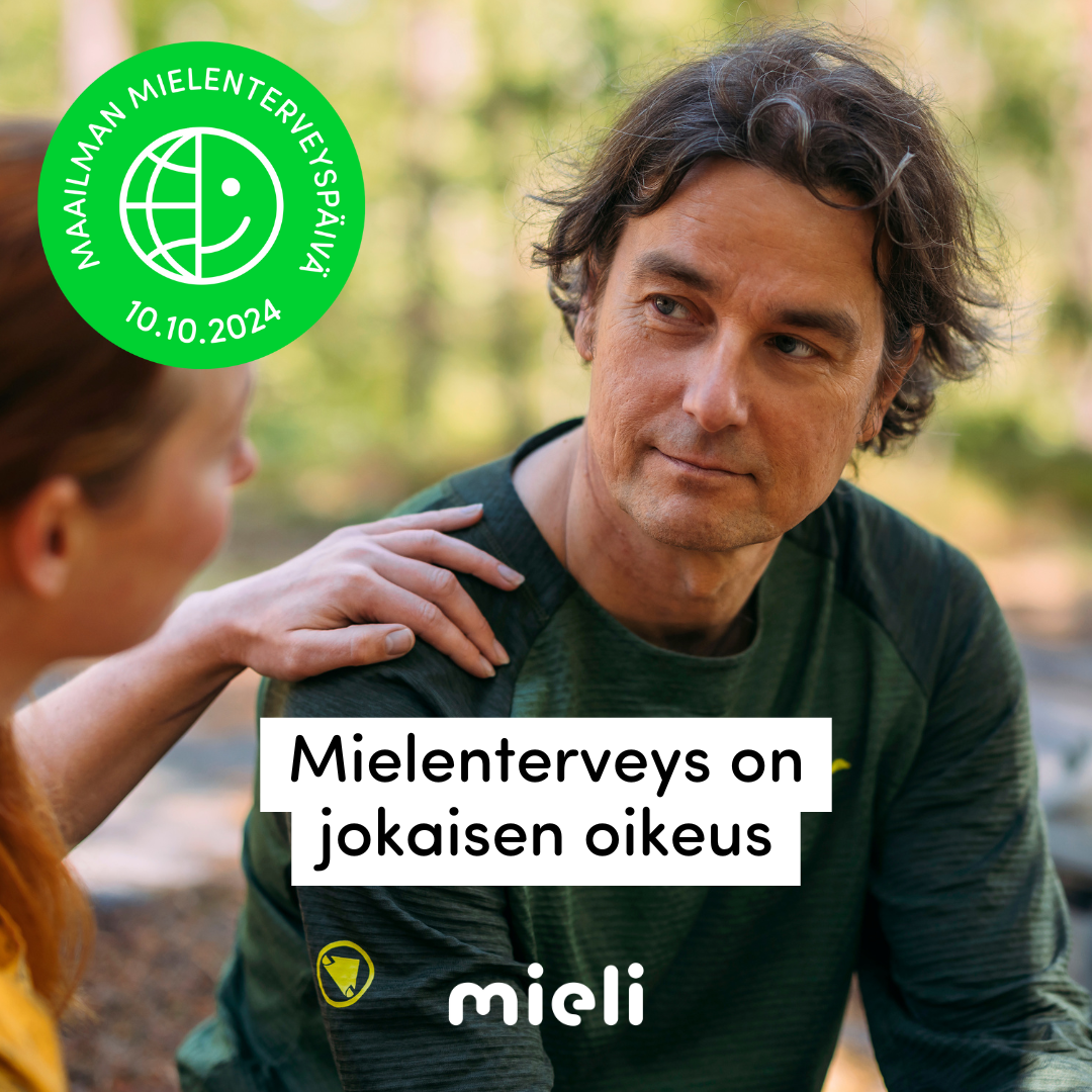 Vihreässä paidassa oleva mies istuu ulkona ja lohduttaa toista kädellä olkapäällään. Tekstissä lukee "Mielenterveys on jokaisen oikeus" logolla ja päivämäärällä "10.10.2024".